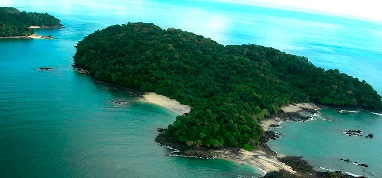 Примерно такого размера островок обживал герой фильма. Фото с ресурса https://internationalwealth.info