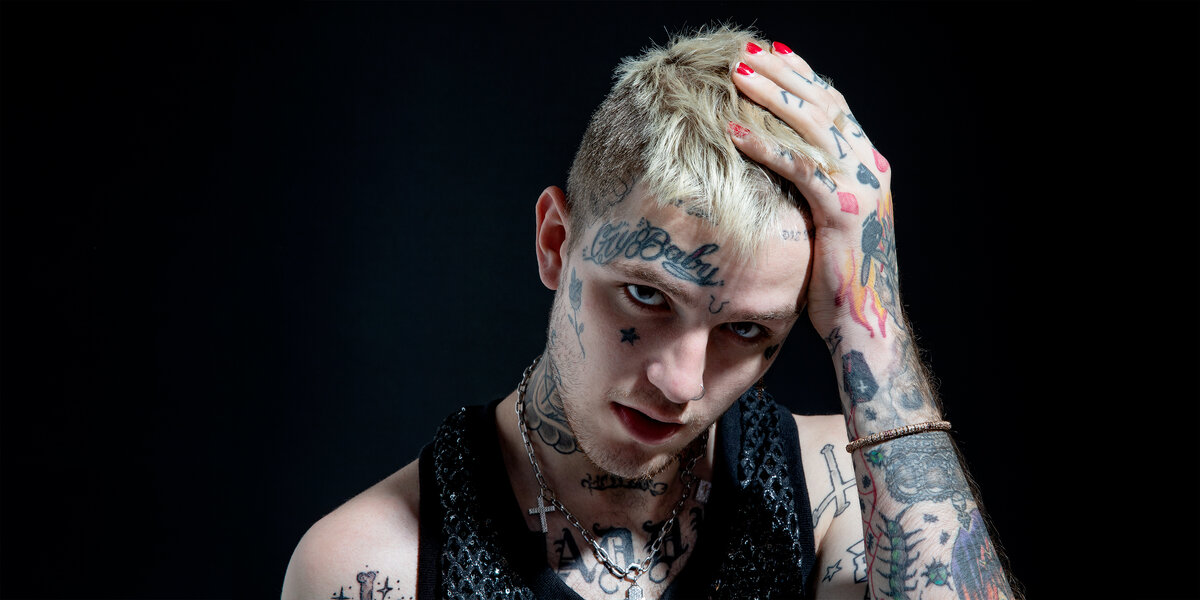 Внешне-яркий образ фрика всегда привлекает внимание. На фото Lil Peep.