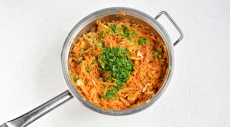 Тушеная капуста с куриной печенью на сковороде. Тушеная капуста с куриной печенью на сковороде