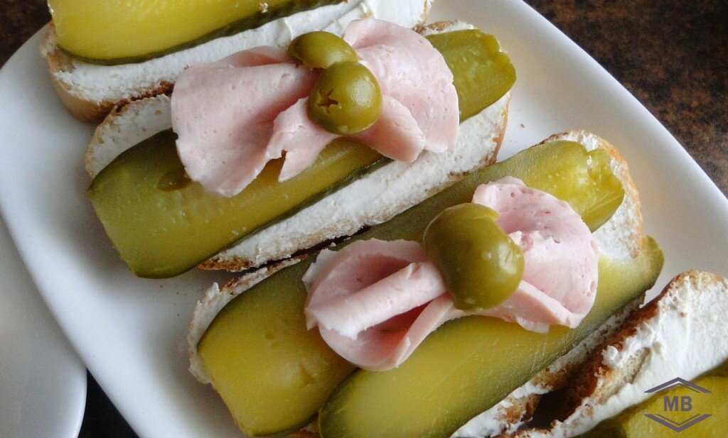 Оттенить цвета холодной закуски можно с помощью как оливок, так и маслин