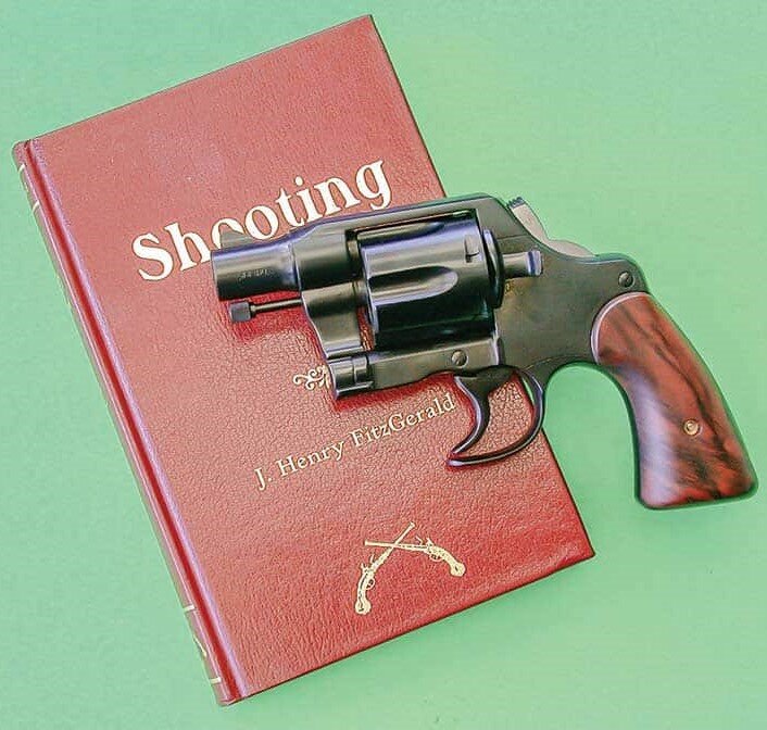 Револьвер и книга Джона Генри Фитцджеральда.