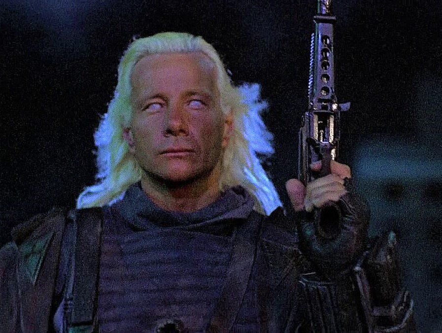Злой инопланетянин Талек с пистолетом-пулеметом Калико (кадр из фильма Я пришел с миром (1990)).