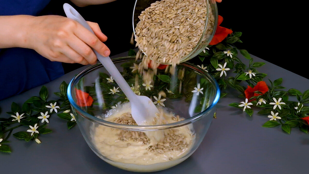 Смешать семечки и банан.