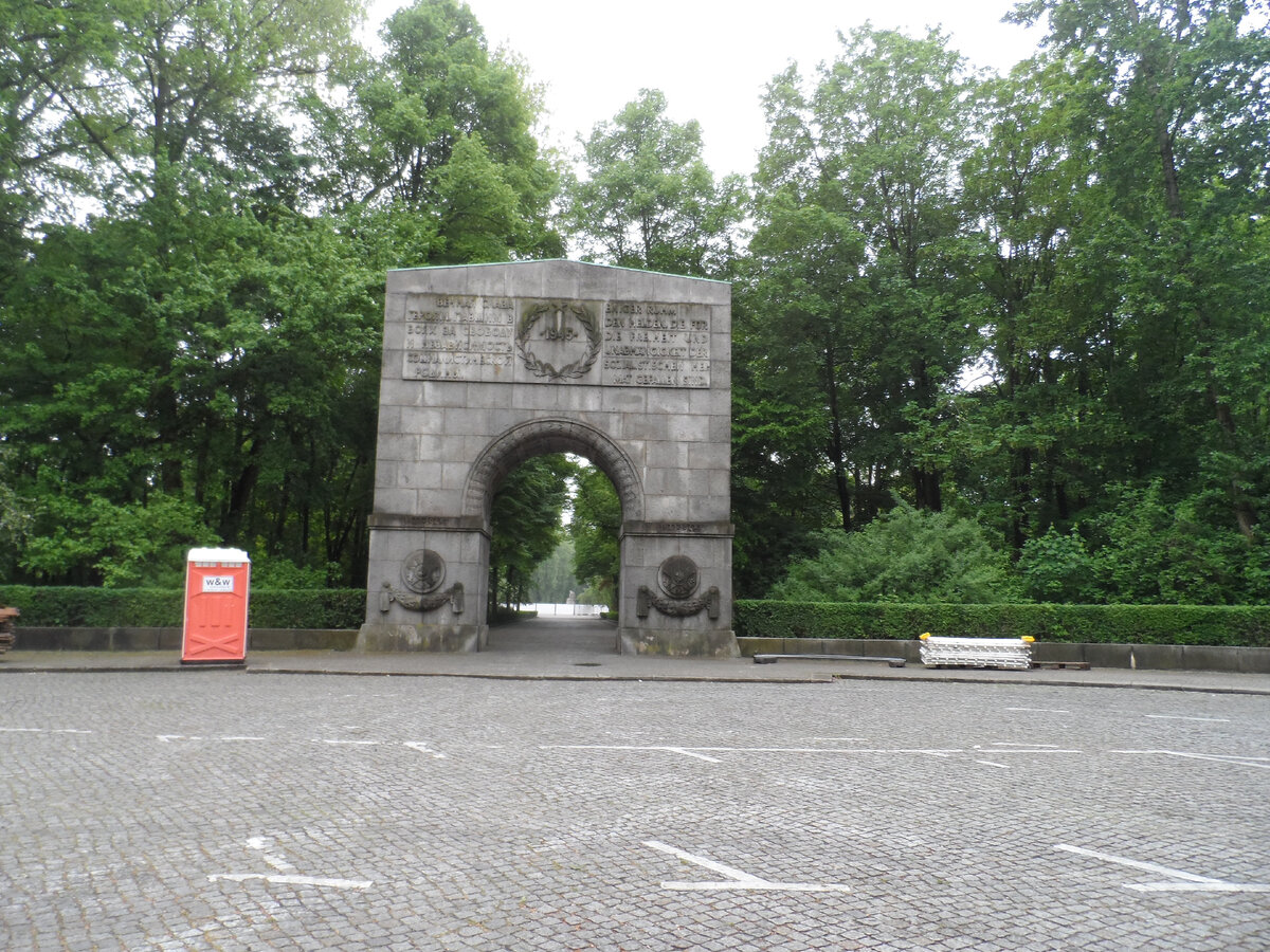 в мае 2019 года шел ремонт, открытым оставался только центральный вход...