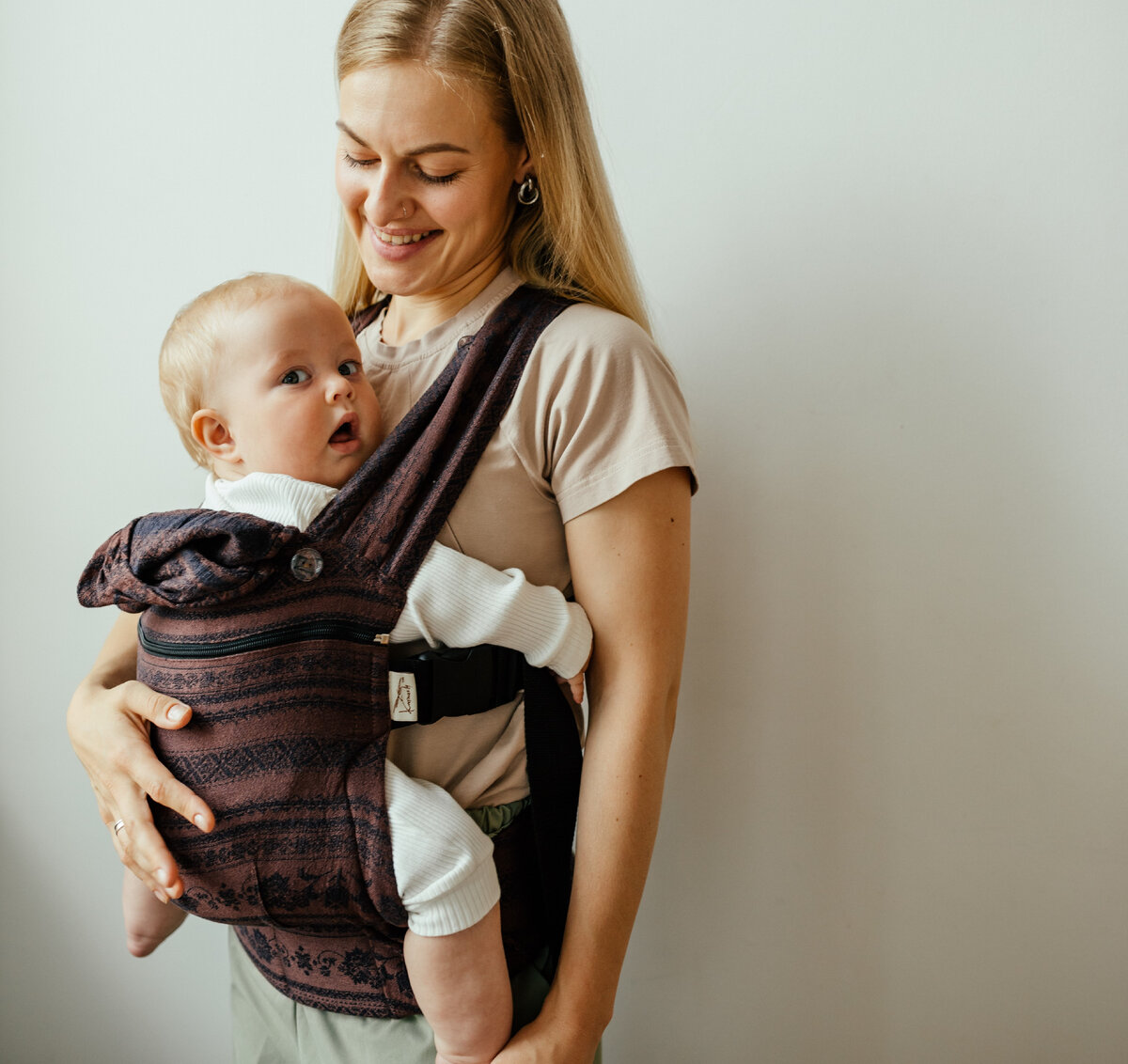 Переноски изначально созданы не для того, чтобы постоянно носить ребенка, а для переноса куда-либо