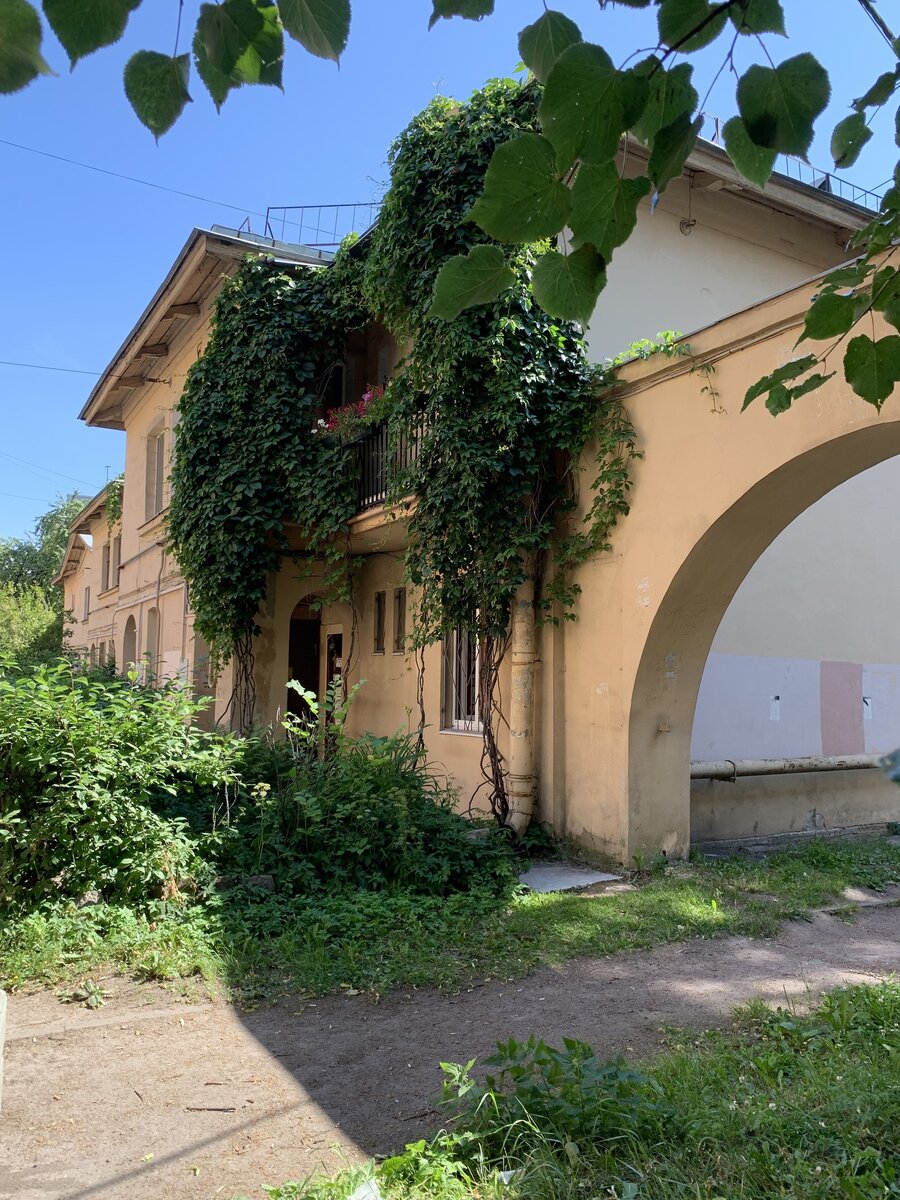 Архитектурные детали двухэтажных коттеджей