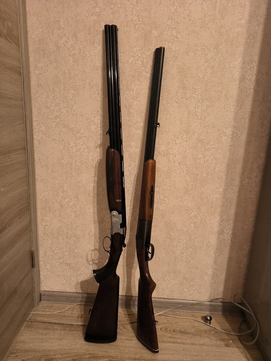 Разница габаритов- слева  АТА, стволы 760 мм и удлинённая до 45 мм накладка на приклад, справа, стандартный ИЖ-27, стволы 725 мм.