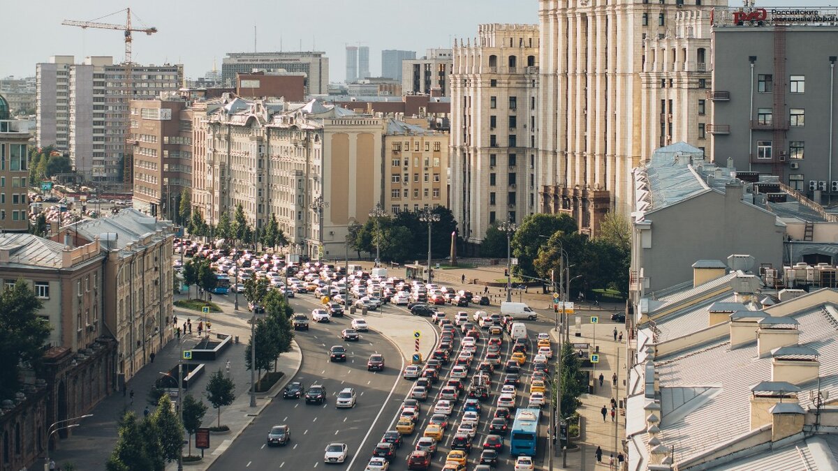 Пробки стали настоящим бичом для многих российских городов. В часы пик водители тратят часы в медленно ползущих автомобильных заторах.