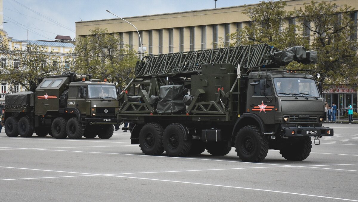     В Ростовской области периодически замечают беспилотники, хотя их полеты над регионом запрещены. Как борются с дронами и что предлагают власти, в материале RostovGazeta.