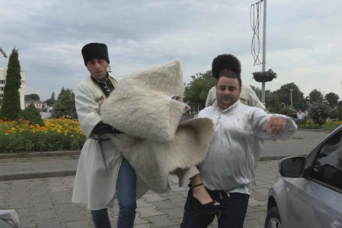 В дагестане воруют. Кавказская пленница похищение невесты. Похищение невесты на Кавказе. Умыкание невесты на Кавказе. Украсть невесту на Кавказе.