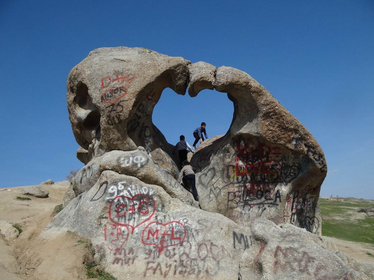 Камень Шлем Дьявола в урочище Шайтан Жига близ Самарканда