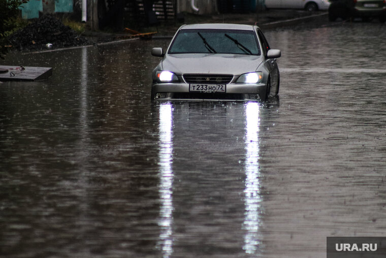    В городе прошел сильный ливень, из-за чего на некоторых участках образовались глубокие лужи (фото из архива)