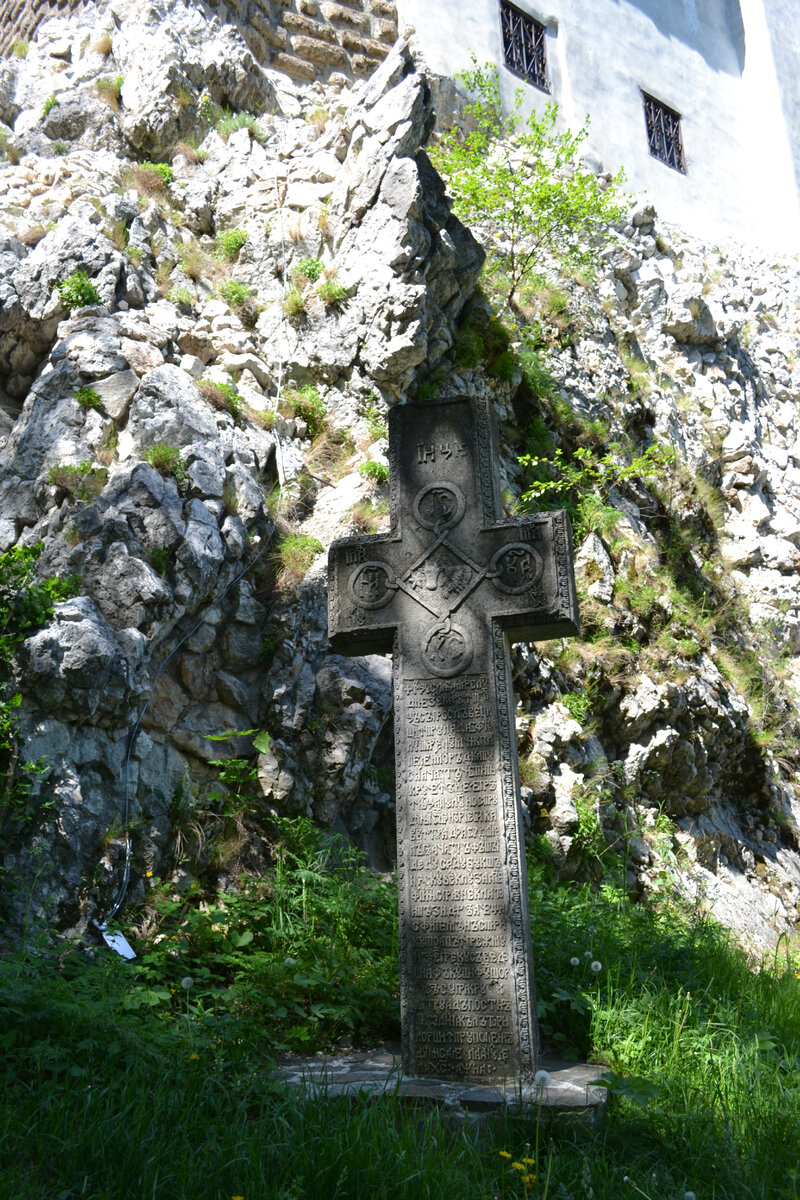 Крест у подножия замка Бран