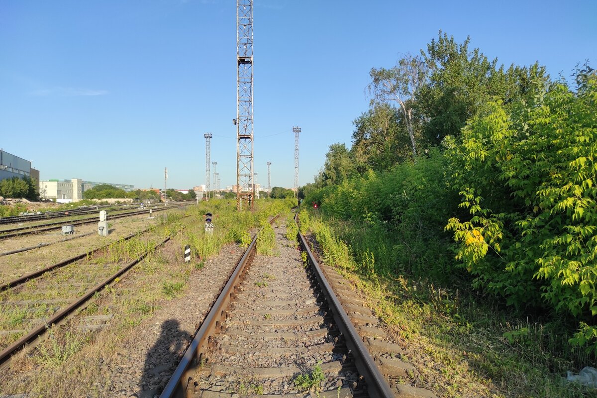 Вообще-то на станции Южный порт всё ещё теплится жизнь, но это даже не 10 процентов того, что было при работе порта.