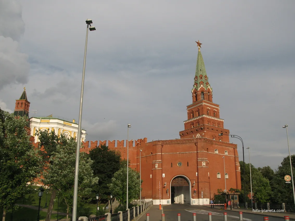 Боровицкая башня. Боровицкая (Предтеченская) башня. Боровицкая башня Московского Кремля. Москва Кремль Боровицкая башня. Боровицкие ворота Кремля.