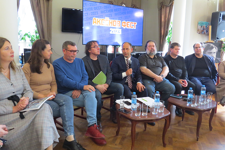    Азат Абзалов отметил, что «Аксенов-фест» — это литературно-музыкальный фестиваль, успешная программа, которая уже в 16-й раз собирает «неравнодушных людей, которые ценят литературу, поэзию, музыку»