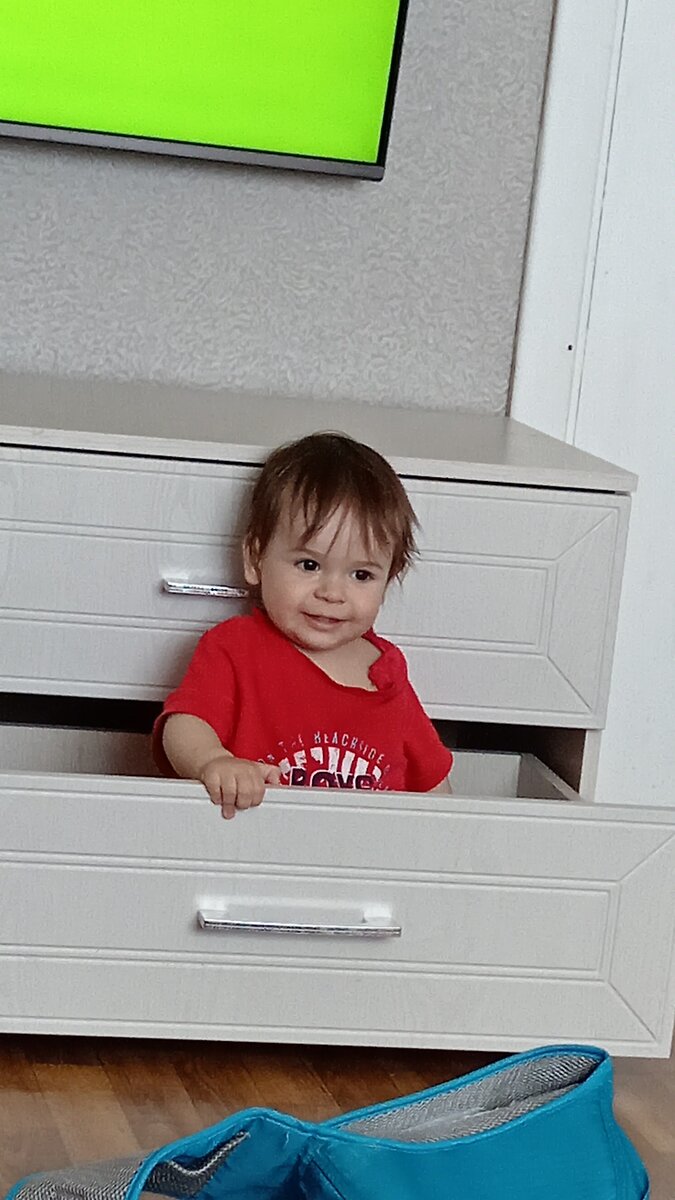 Наш младшенький,Ванька.🤦Залазиет везде