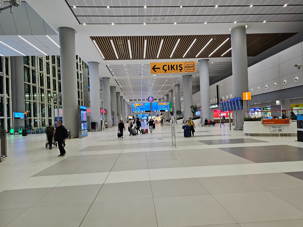Аэропорт Стамбула нереально большой. Сравнится разве что с Шереметьево, а Домодедово и Внуково нервно курят в сторонке