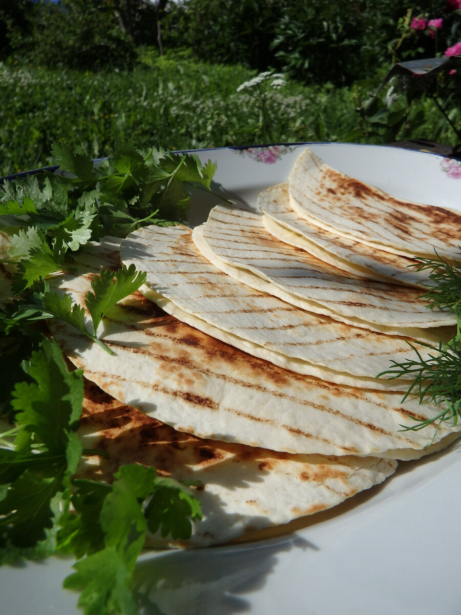 Лепешки с сыром. Просто и вкусно. Подойдут как на завтрак, так и на перекус.