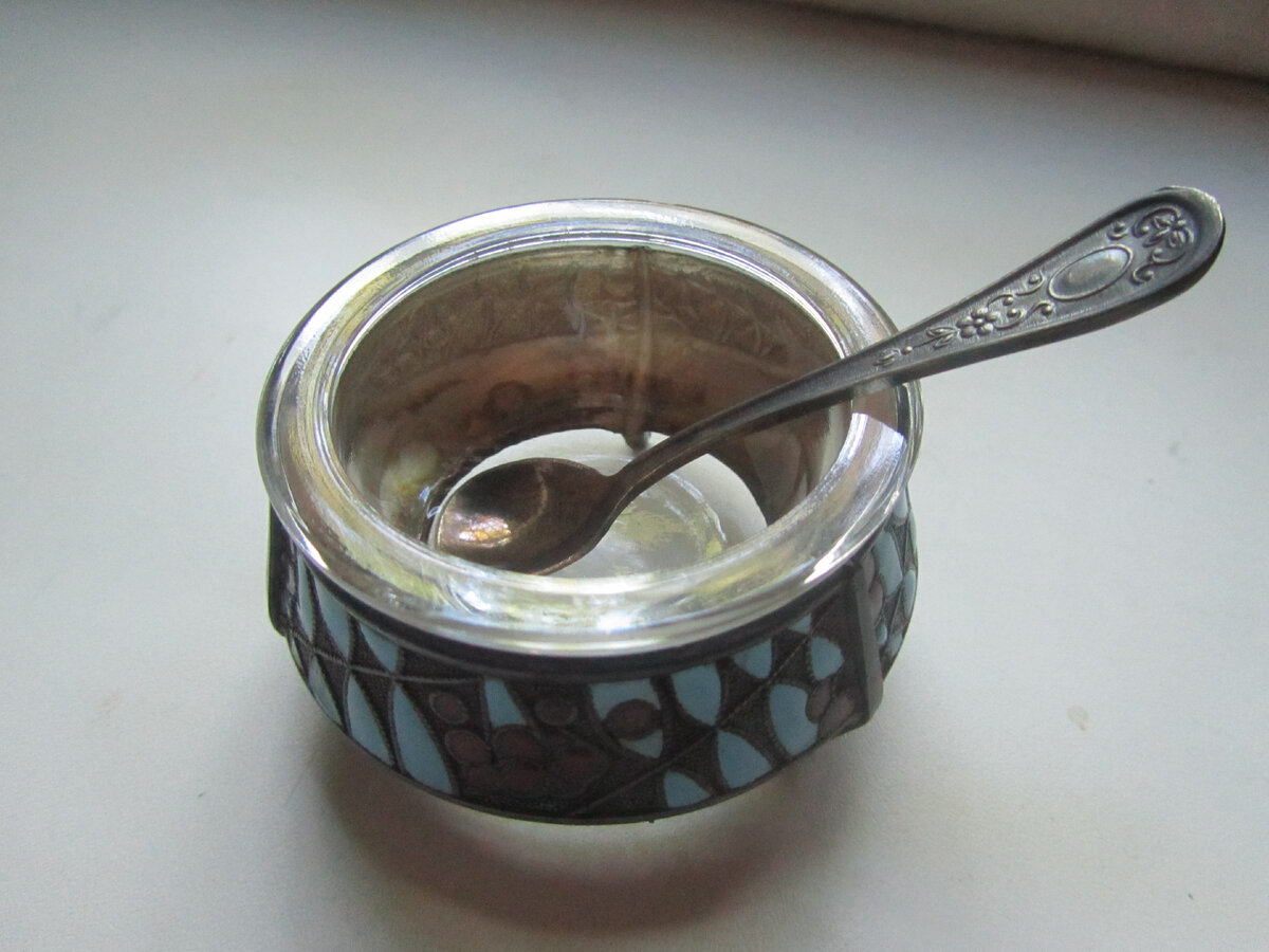 "В солонку пальцами и яйцами не лазить." Ищите свои наборы для специй ...