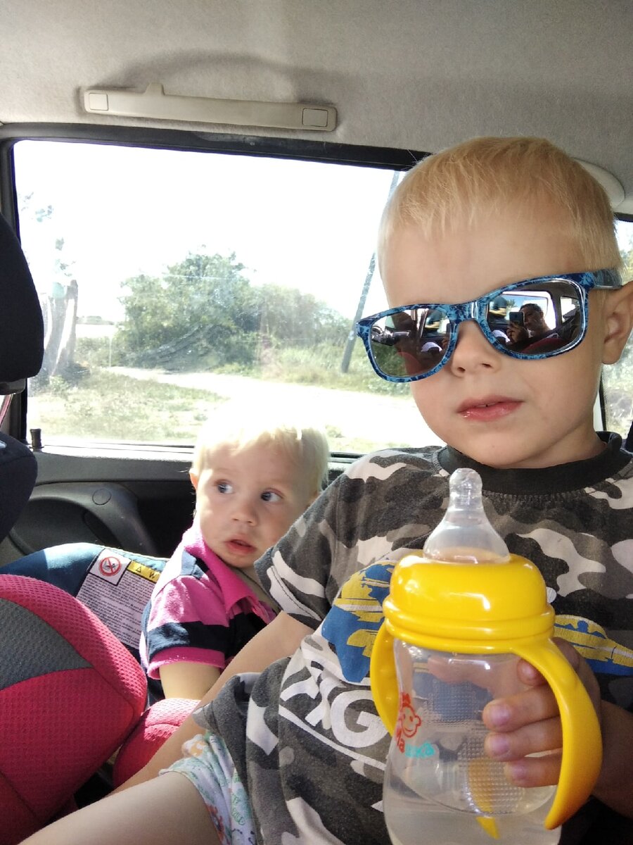 Ну Костику, с таким братом защитником ничего не страшно Фото из семейного архива