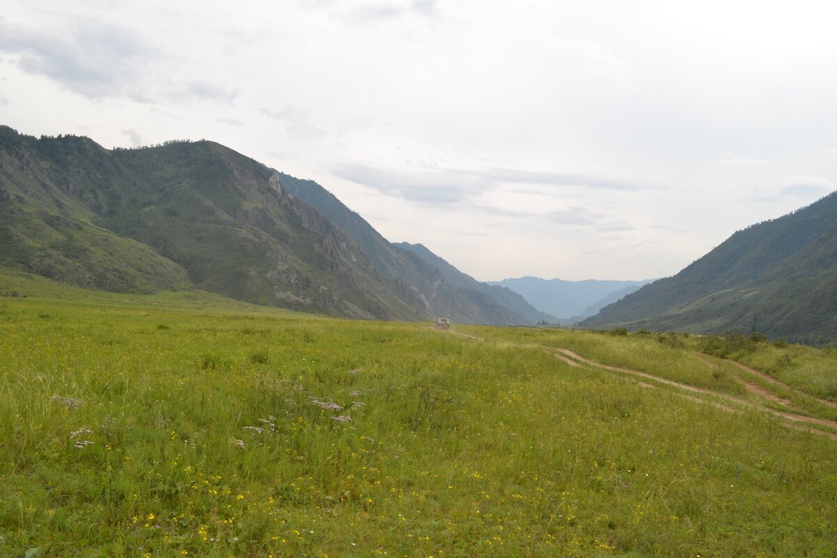 ГАЗ пылит к месту водопада. 