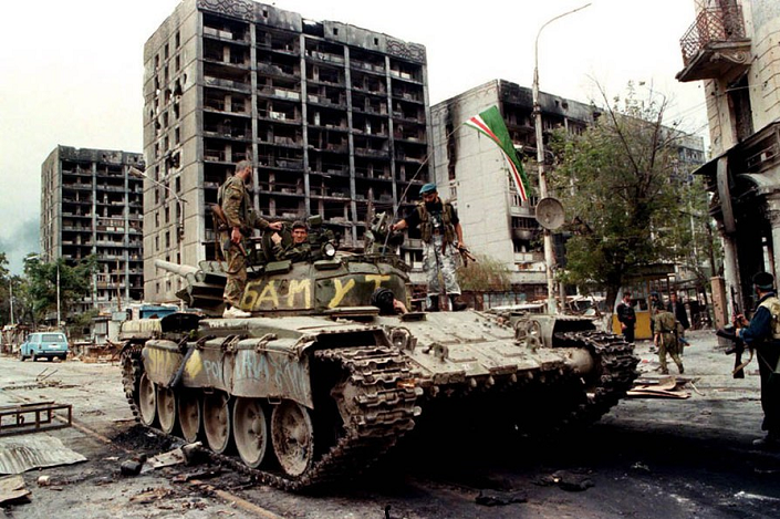 Боевики у танка. Тот который у флага - в голубом берете.