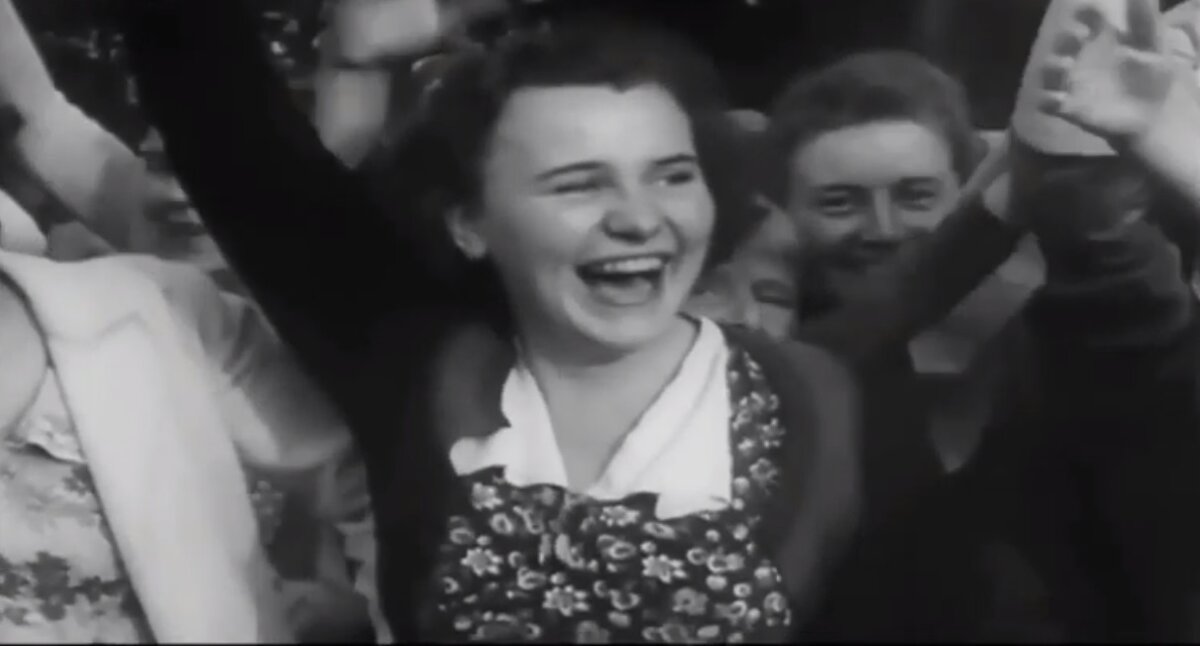 1940 – одна из обожательниц Гитлера и вермахта. Интересно было бы увидеть выражение ее лица в 1945 г.