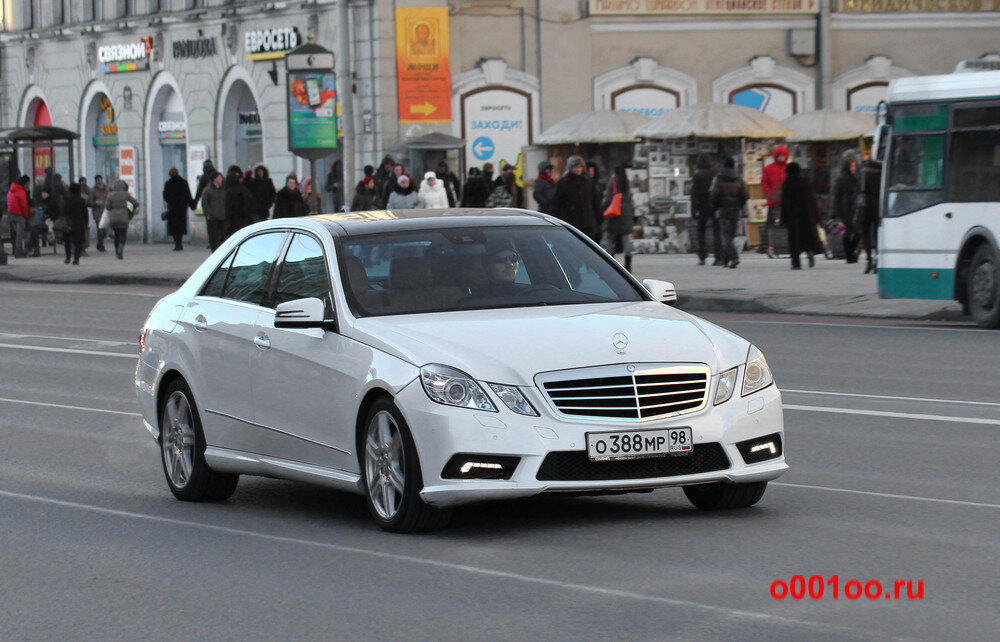 Тот самый Мерседес и человек, похожий на Павла Дурова, за рулем. Фото: o001oo.ru.