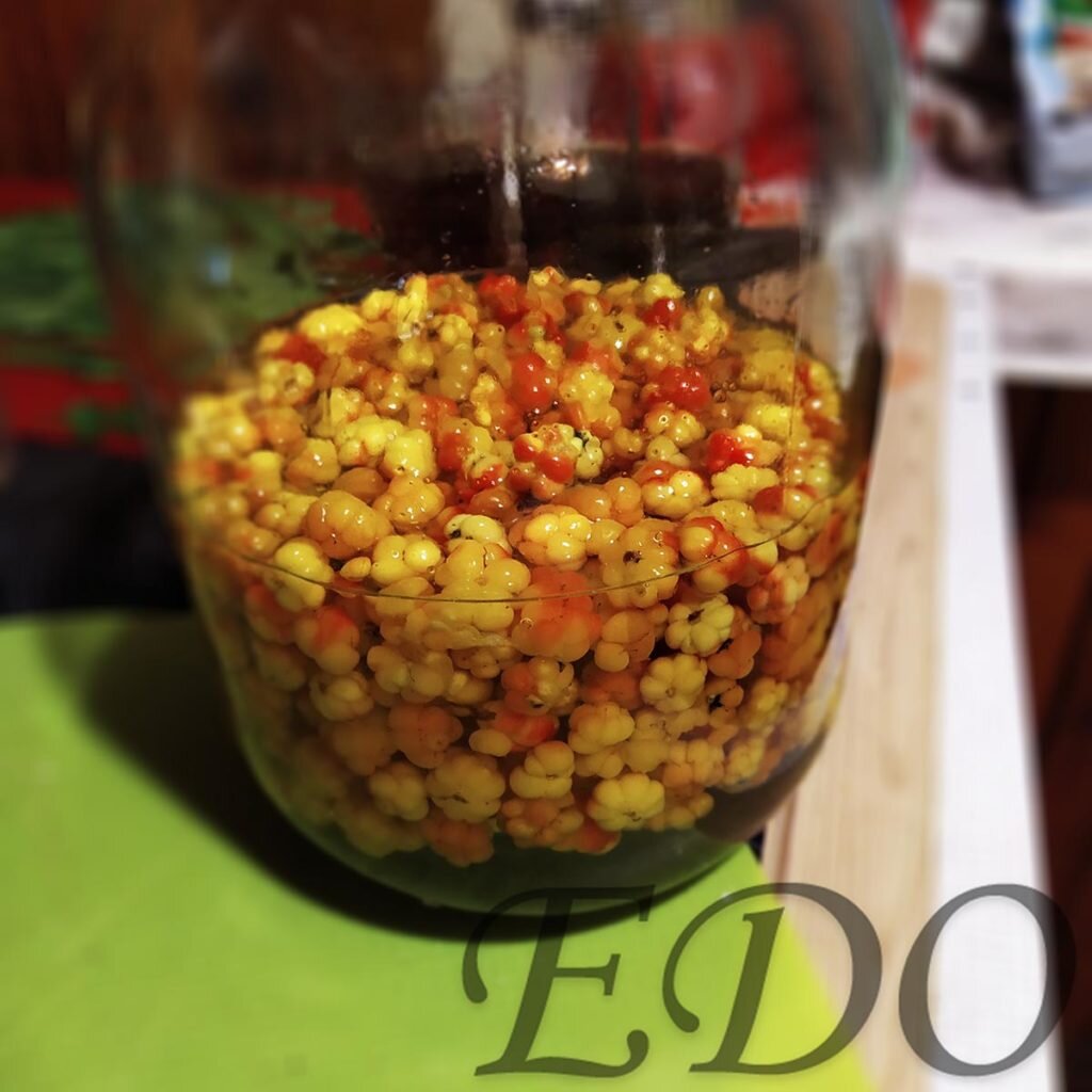 Для пол трехлитровой банки ягод, понадобится полтора литра воды и пол кило сахара.