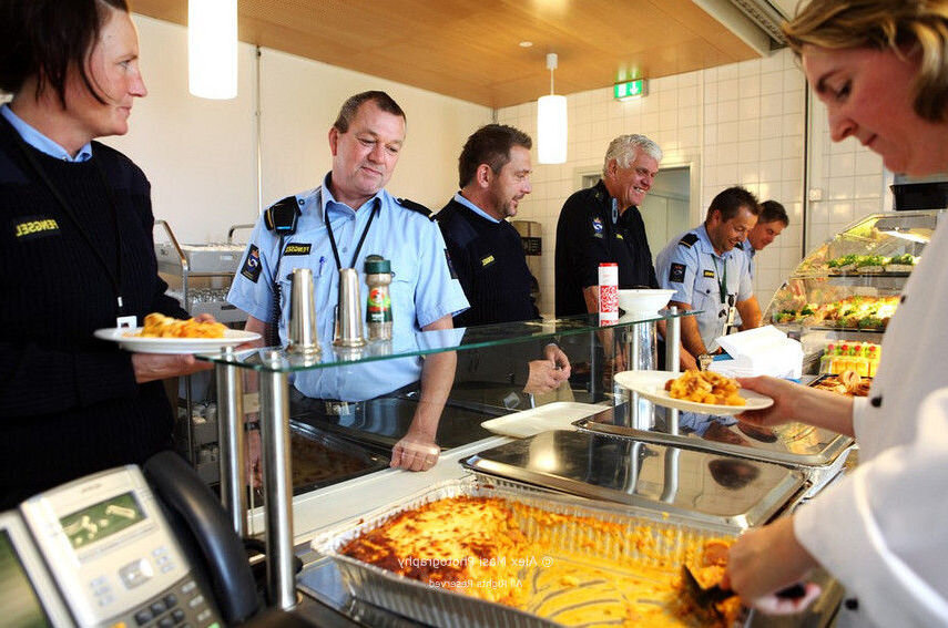 Персонал норвежской тюрьмы на обеде