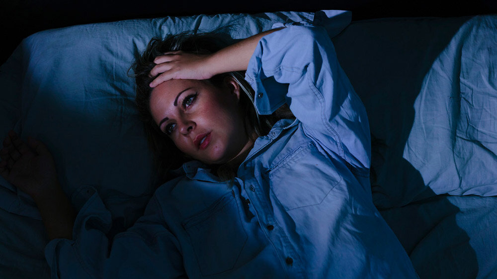 Бессонница и недосып. Почему ночью голова. Почему ночью голова. Причины ночного потоотделения. Парень проснулся ночью.