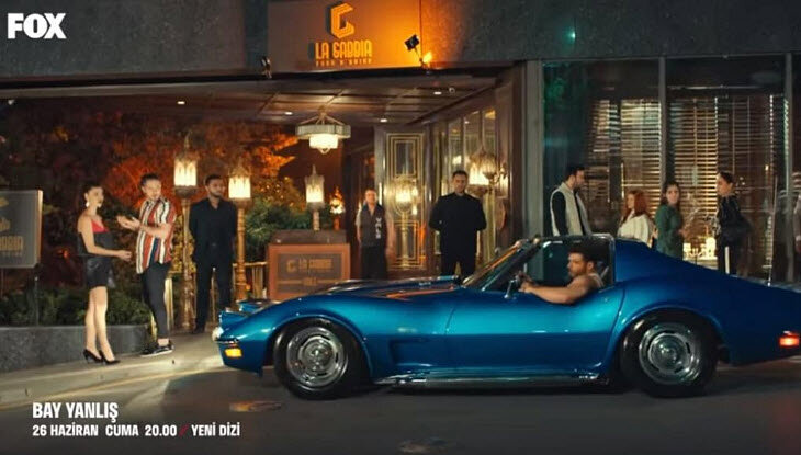 Джан Яман в сериале Мистер Обманщик на автомобиле Corvette Stingray ZL-1 (C3)   