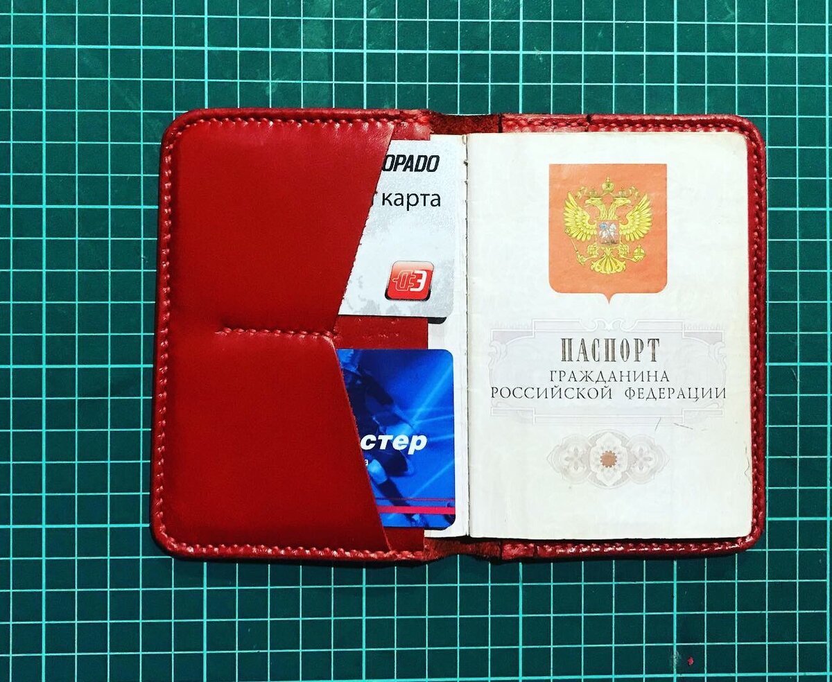 Обложка для паспорта, выполненная из натуральной кожи с отделениями для карт и СНИЛС.