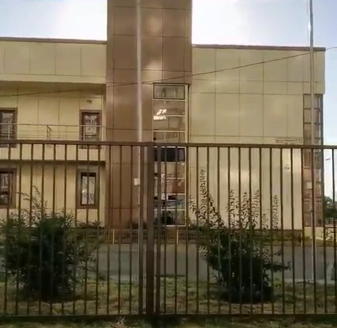 Вот этот бизнес-центр, переделанный под начальную школу