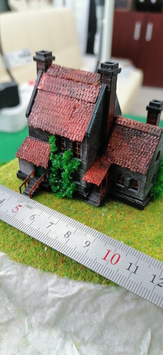 Домик покрасил акриловыми красками, из макетной посыпки сделал плющ.