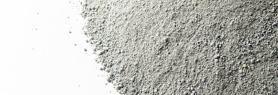 Уплотненный микрокремнезем обычно визуально светлее микрокремнезема без уплотнения.