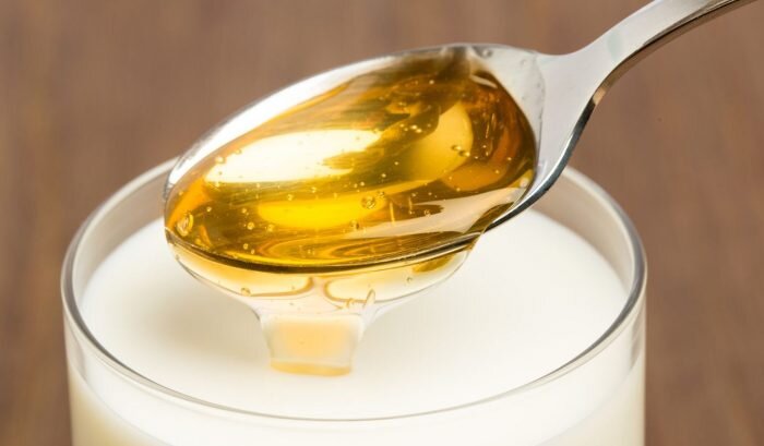 Добавляйте мед в теплое молоко или чай