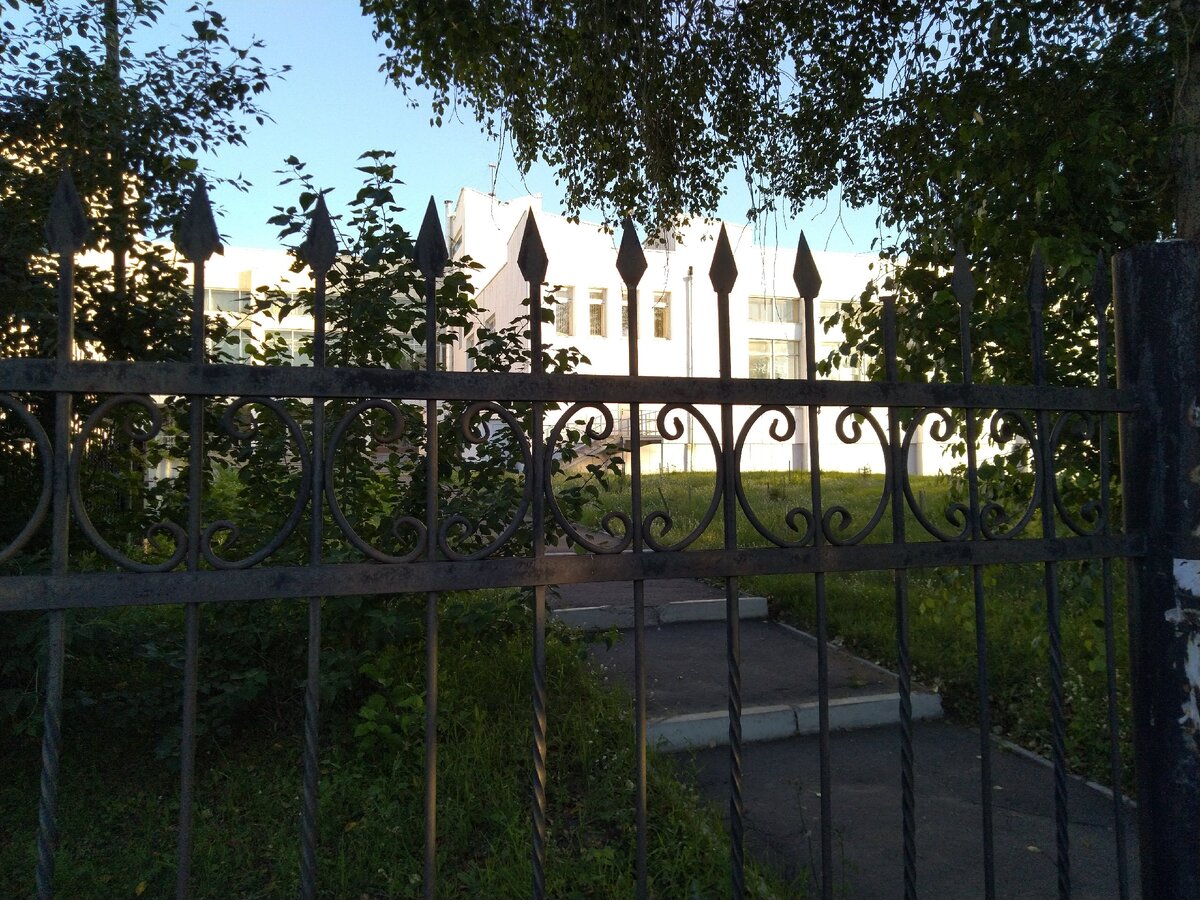 Ограда «Дворца пионеров и школьников». Фото © Виктор Корб, 2014.
