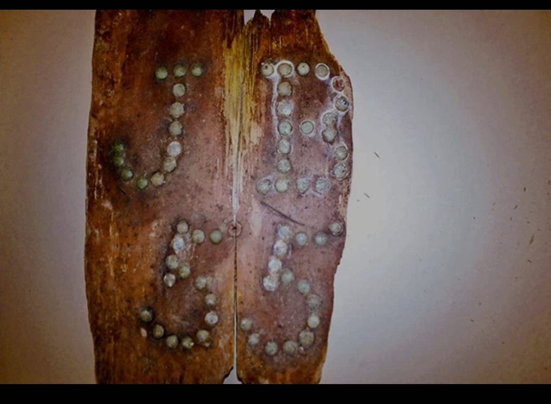 Пометка «JB55» на крышке гроба. Фото: Courtesy of Connecticut State Archaeologist