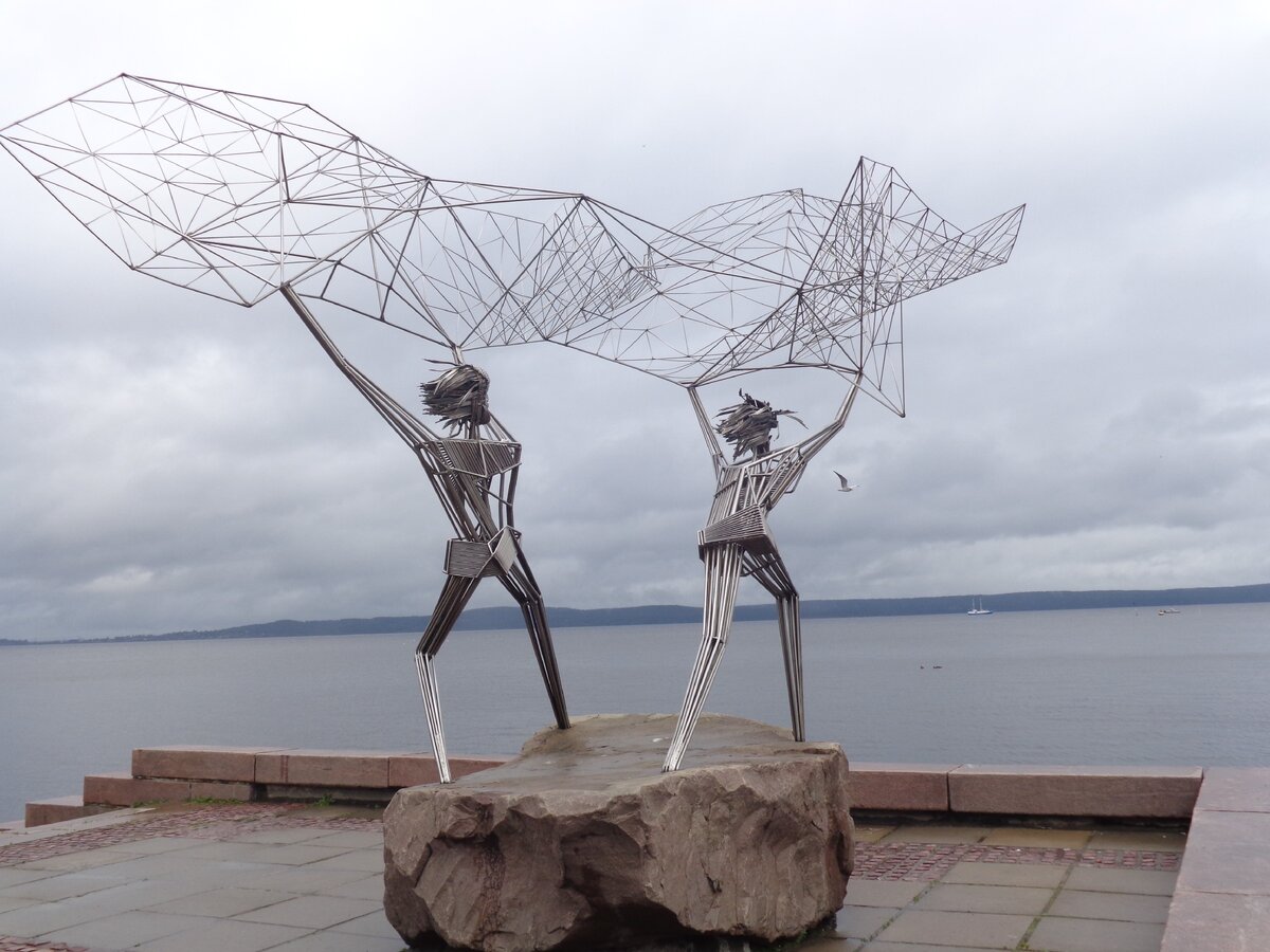 Рыбаки на набережной Петрозаводска