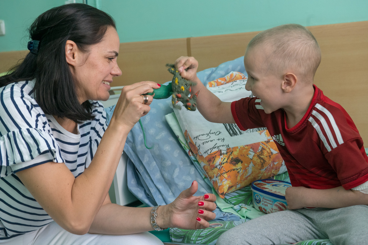 Юлия Божина с подопечным фонда. Фото: Дарья Чаликова для свет.дети