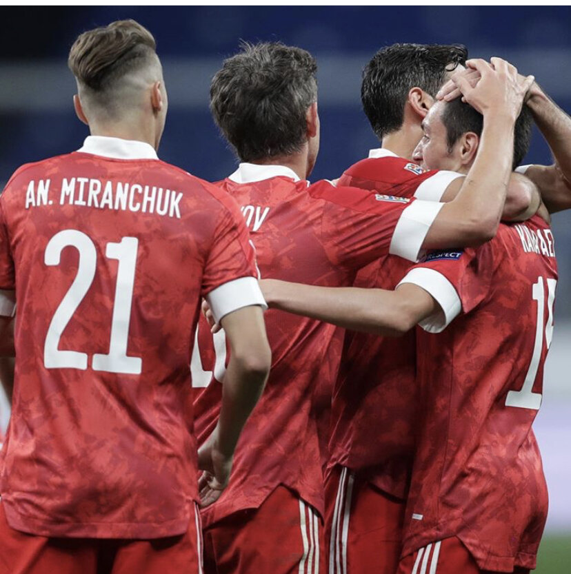 Футболисты нашей сборной празднуют гол Караваева!