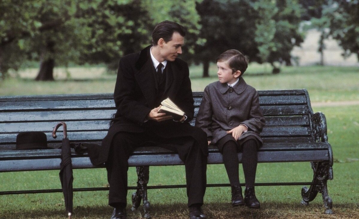 Джеймс Барри (Джонни Депп) и Питер Дэвис (Фредди Хаймор) в фильме «Волшебная страна». Фото с сайта Kinopoisk.ru