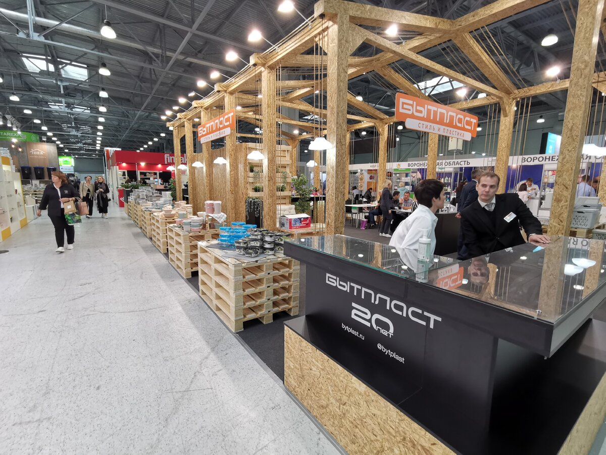 БЫТПЛАСТ. Стенд понравился своей концептуальностью и намёком на экологичность.