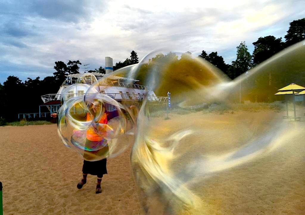 танец мыльных пузырей