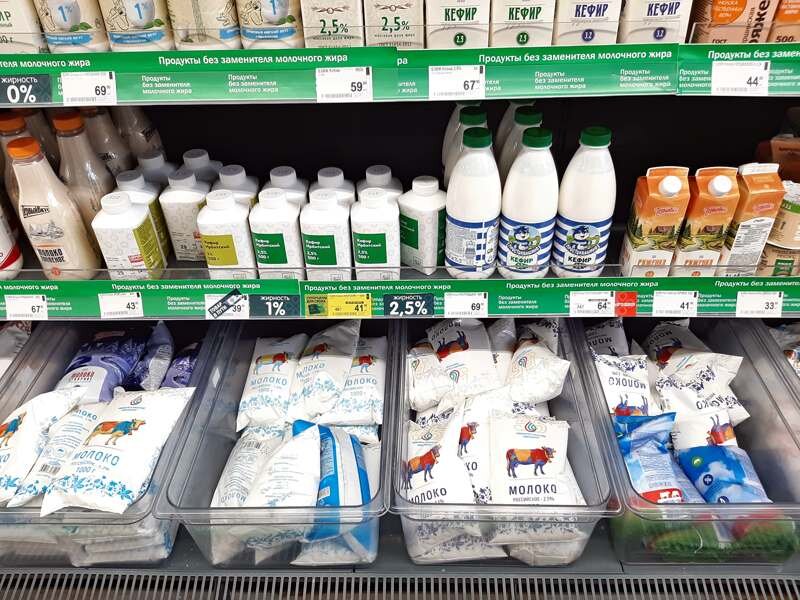 Молочный прилавок в "Перекрестке" - нет даже намека на сливки, в других магазинах аналогичная ситуация.