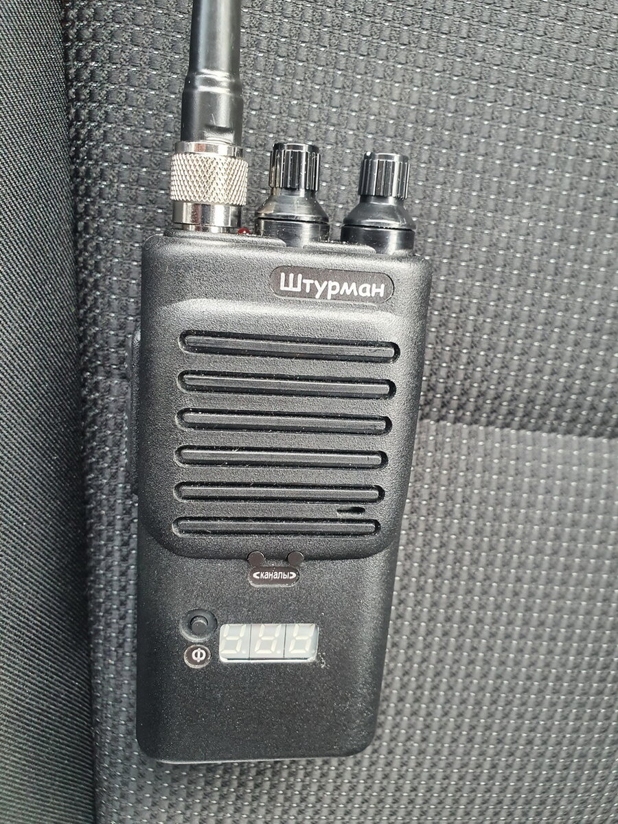 Штурман-180 - портативная радиостанция диапазона 27 МГц с высокой дальностью связи в условиях плотного леса и перепадов высот и с возможностью использования в автомобиле для связи с дальнобойщиками (для адекватной дальности передачи нужна внешняя автомобильная антенна диапазона 27 МГц, например, вынесенная на крышу с помощью магнитного основания Дельта-50 штатная компактная антенна