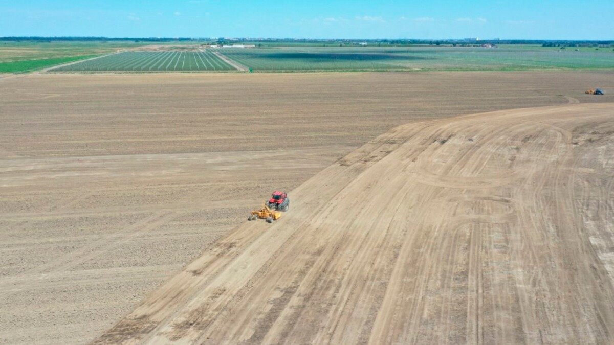 Выравнивание микрорельефа почвы под сад с помощью системы Trimble Field Level II. Фото: Trimble Agriculture СНГ
