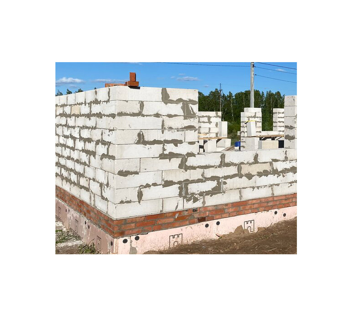 цоколь из кирпича.